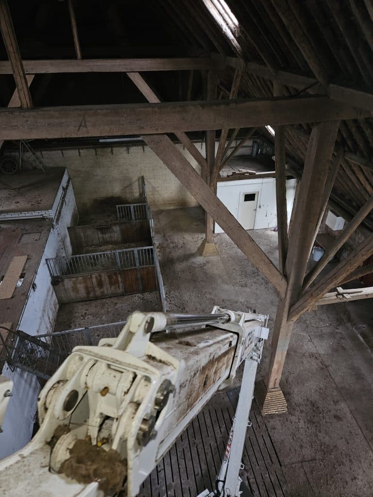 Zicht op de hoogwerker in de schuur in Baaium