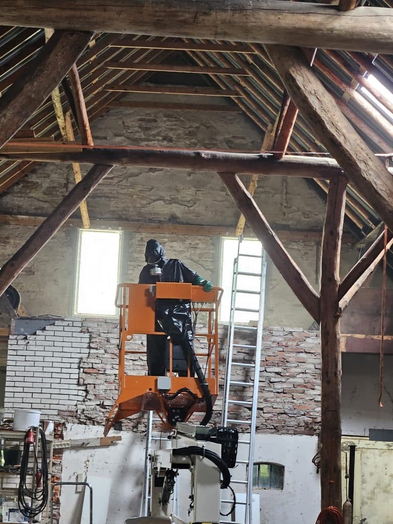 Hoogwerker in een schuur in Foxwolde