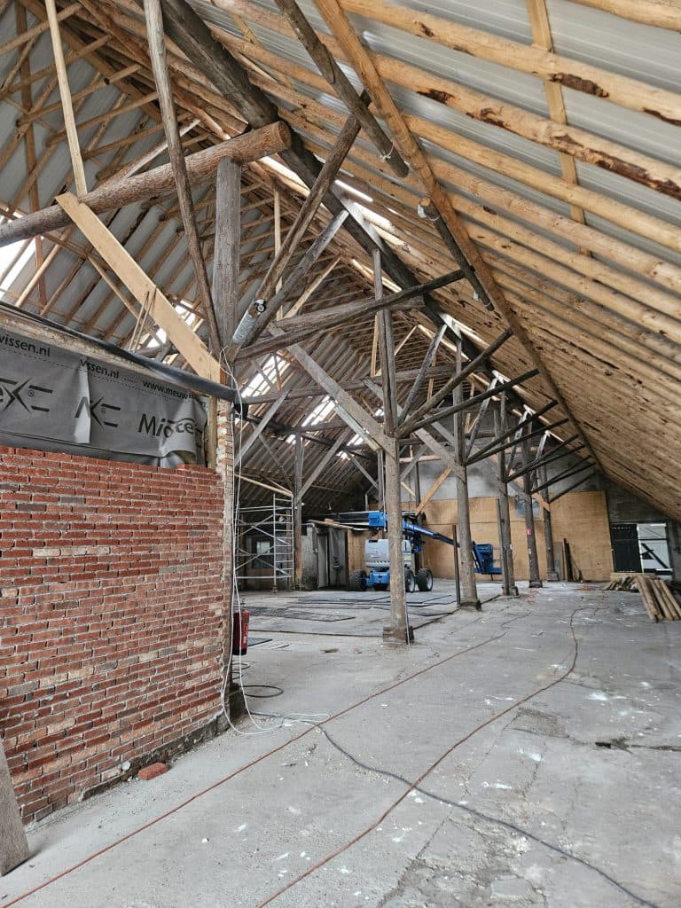 Hoogwerker in de schuur in Lageland
