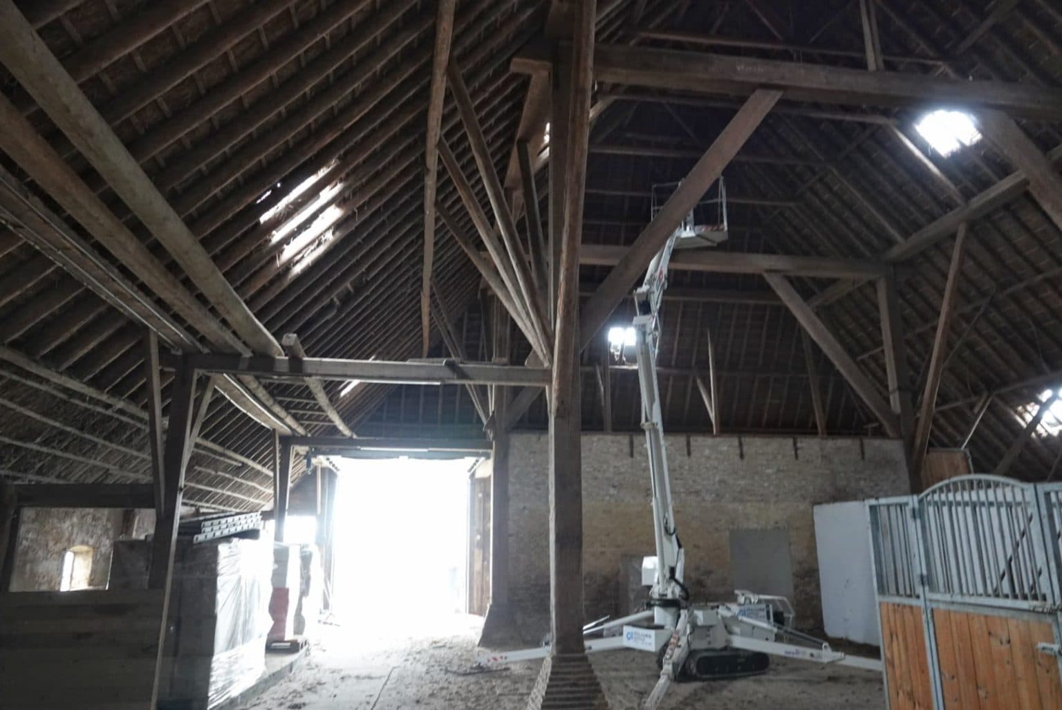Houtwormbestrijding op hoogte met een hoogwerker in een woonboerderij in Baaium